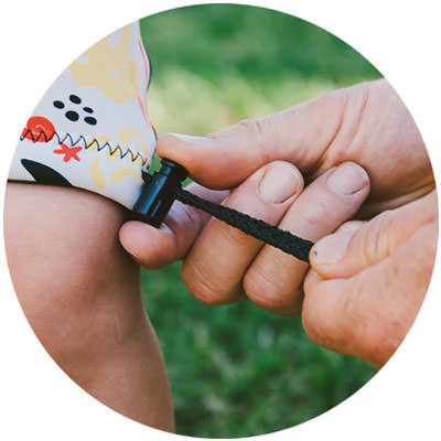 Detail of the adjustable swim shorts toggle